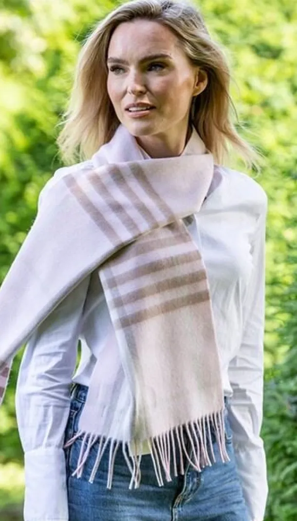 100% Merino Wool Scarf Delicate Pink